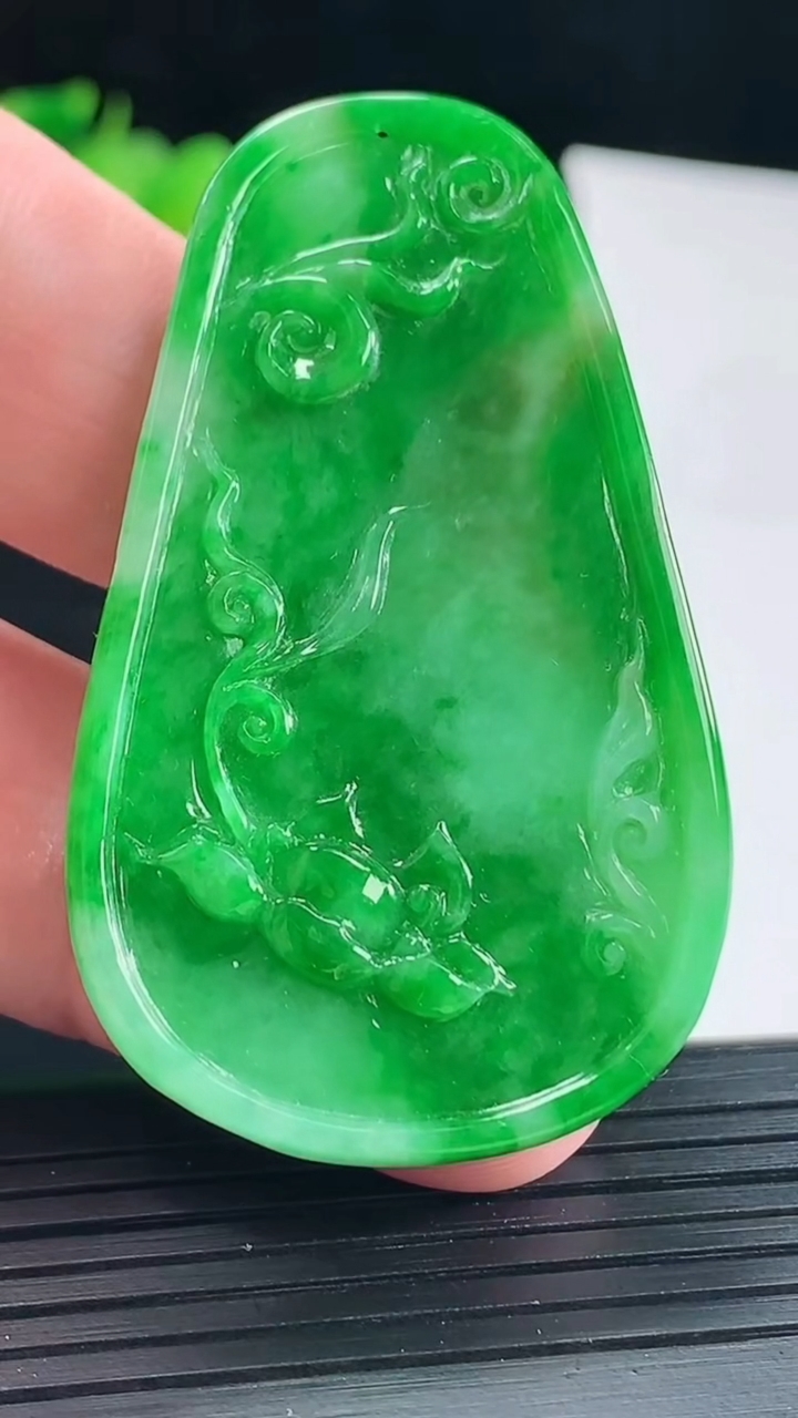 天然A货翡翠呱呱来财 荷叶吊坠，尺寸53-31.5-8重量:15.07g
5月10日
