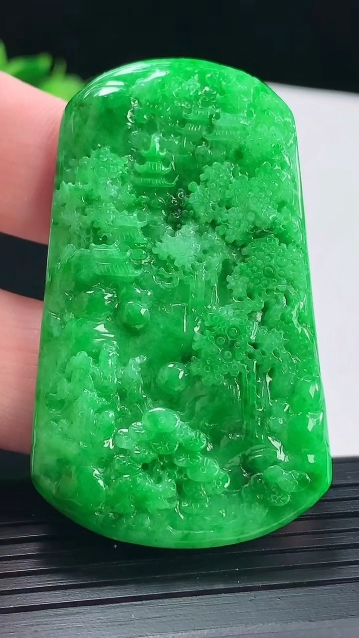 天然A货翡翠山水牌吊坠，尺寸57-34-5.2重量:26.15g
5月10日