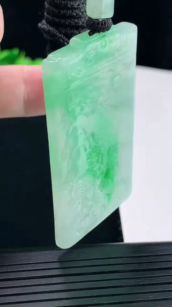 天然A货翡翠山水牌吊坠，尺寸56.5-33.5-5重量:30.22g
5月10日