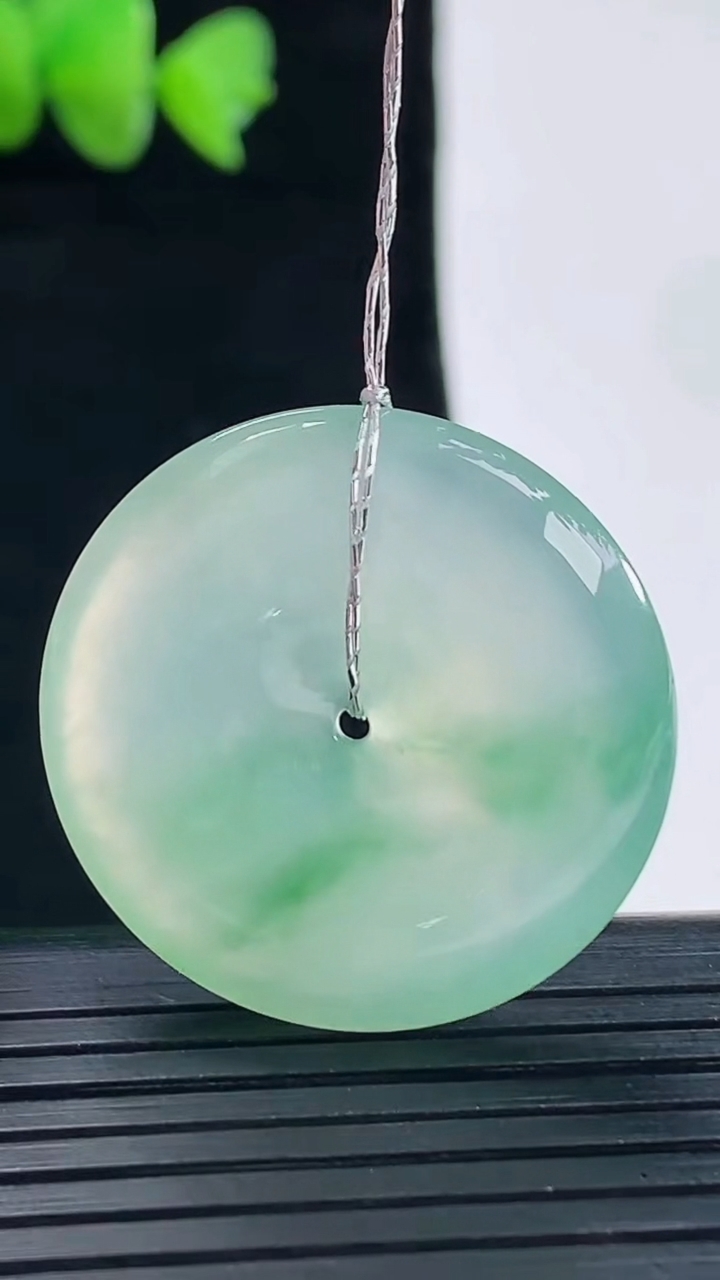 天然A货翡翠平安扣吊坠，尺寸29-5.6重量:9.65g
5月10日