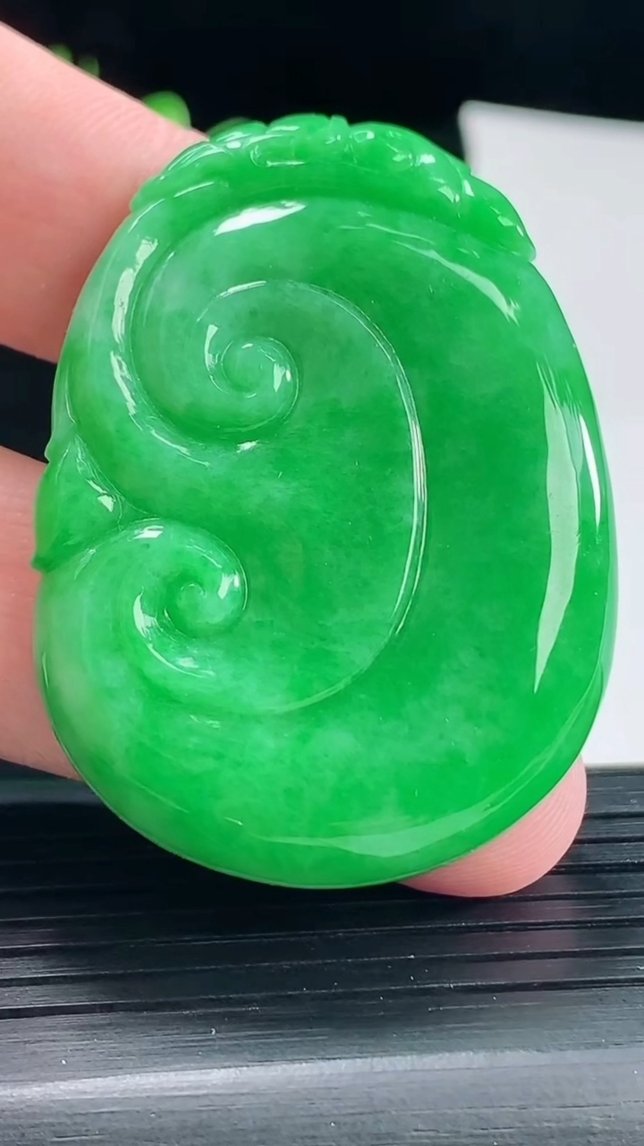 天然A货翡翠如意吊坠，尺寸48-35.6-6重量:22.24g
5月10日