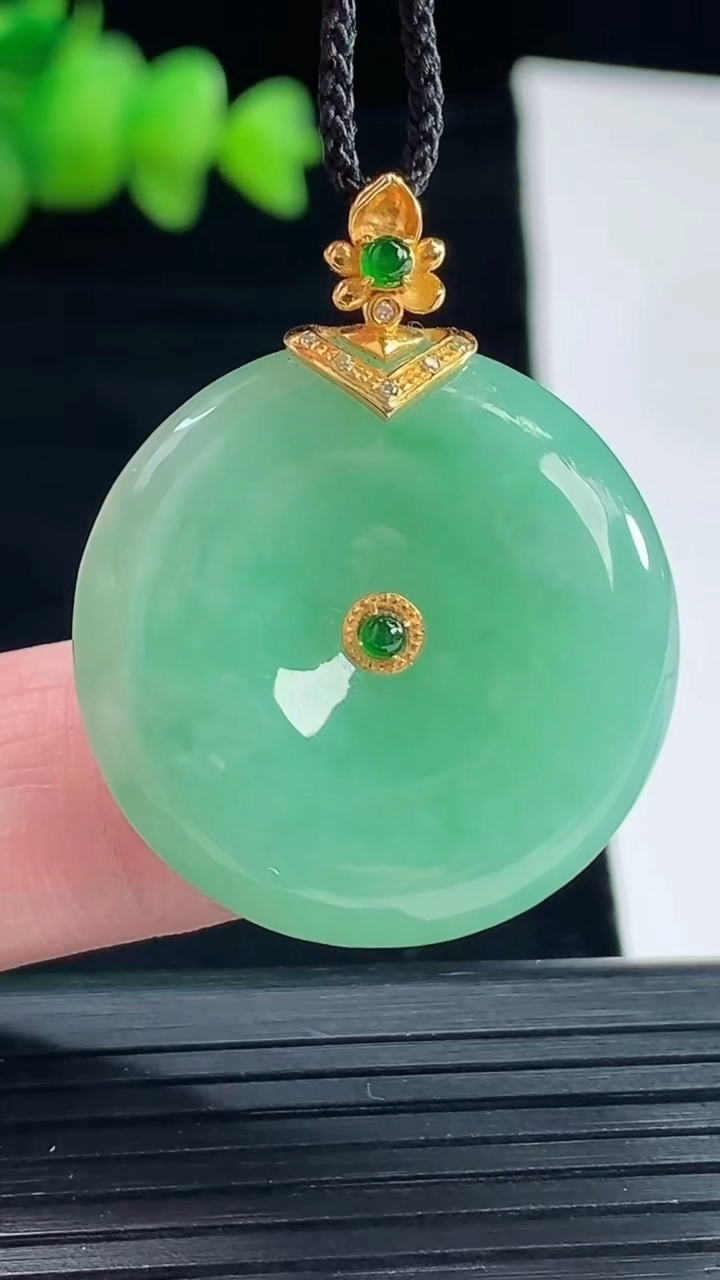 天然A货翡翠平安扣吊坠，尺寸28-5.8重量:10.36g
5月10日