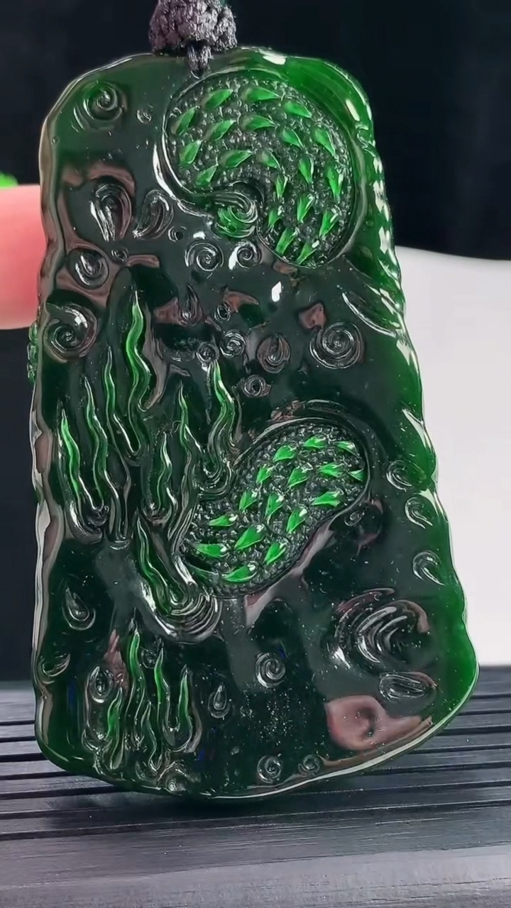 天然A货翡翠龙牌吊坠，尺寸75.6-45-10.8重量:62.89g
5月10日