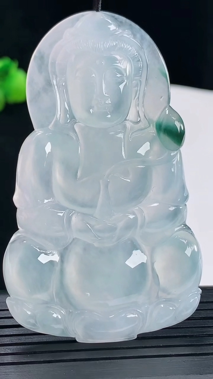 天然A货翡翠种飘花正装观音吊坠，尺寸70.5-43-5.5重量:32.01g
5月10日