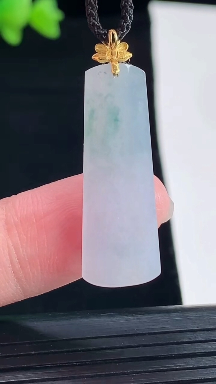 天然A货翡翠18k金紫罗兰 飘花无事牌吊坠，尺寸30-11-4.2重量:3.11g
5月10日