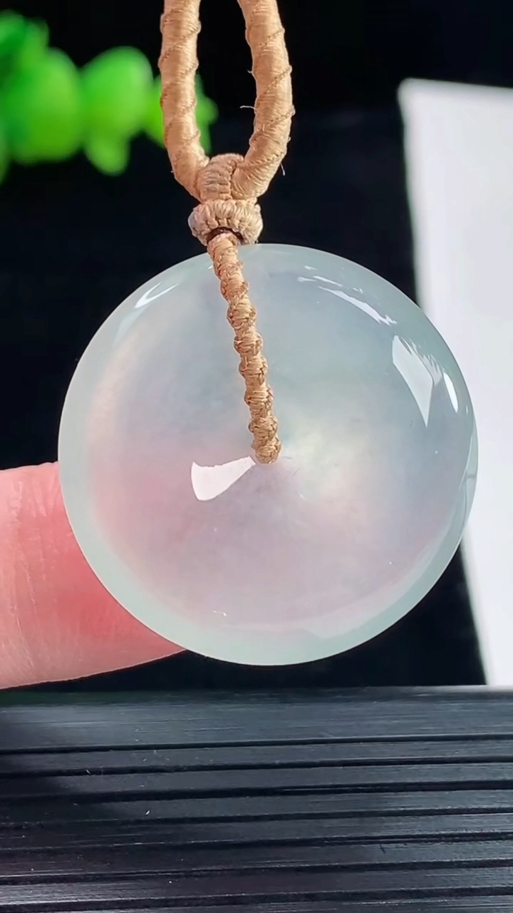 天然A货翡翠平安扣吊坠，尺寸27.5-6.5重量:12.18g
5月10日