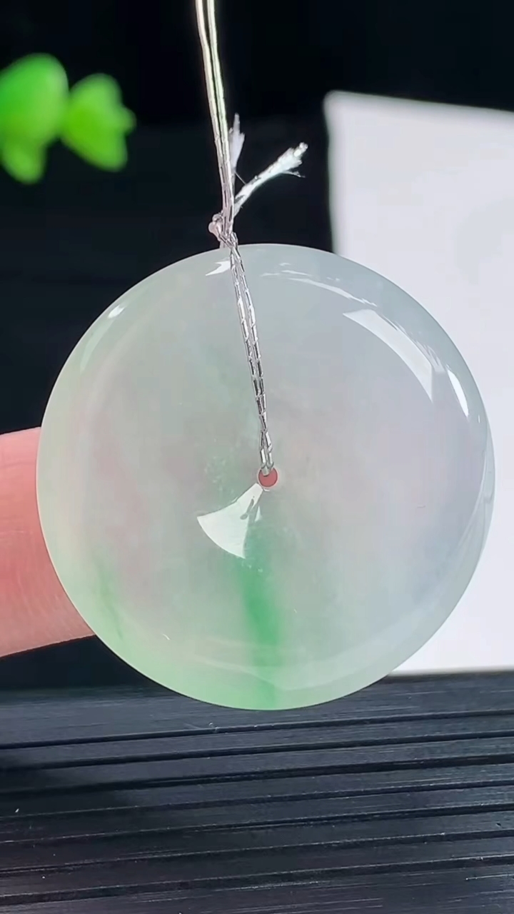 天然A货翡翠平安扣吊坠，尺寸30.5-6重量:11.86g
5月10日