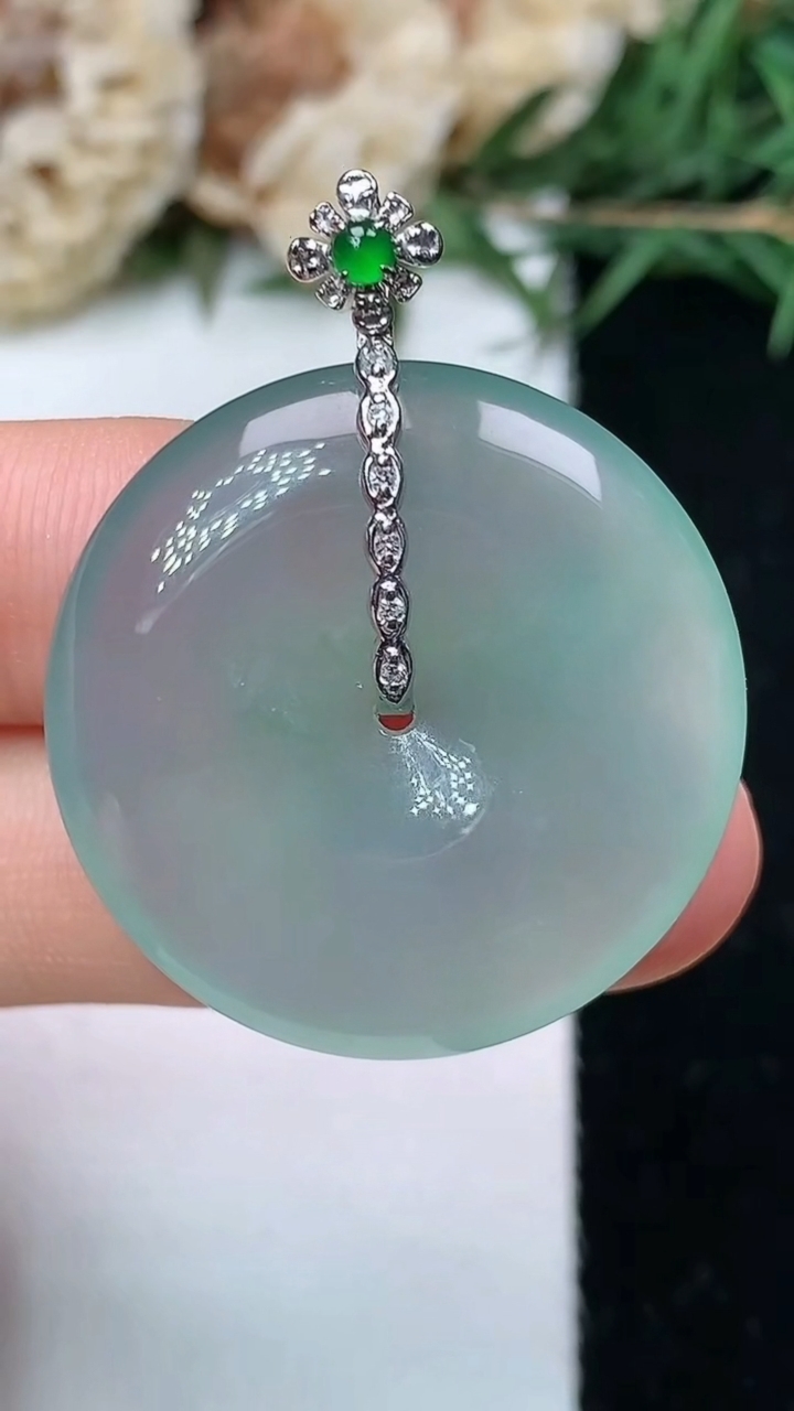 天然A货翡翠平安扣吊坠，尺寸27.9-5.4，重量:9.12g
5月10日
