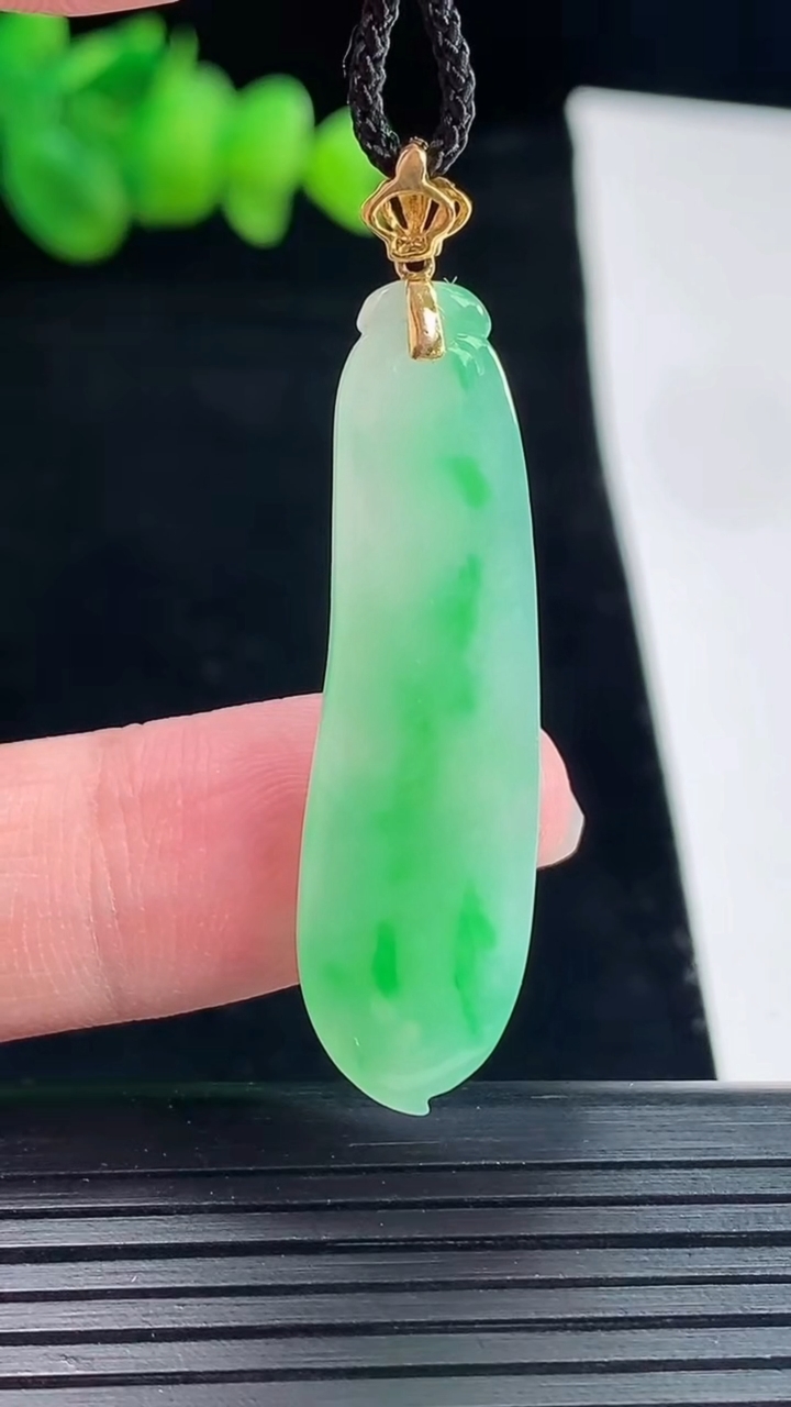 天然A货翡翠福瓜吊坠，尺寸37.6-11.2-3.8重量:3.67g
5月10日