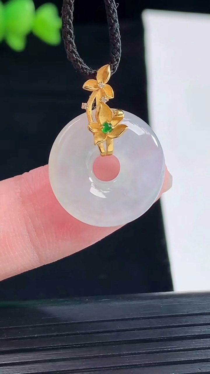 天然A货翡翠平安环吊坠，尺寸18-4.8重量:2.96g
5月10日