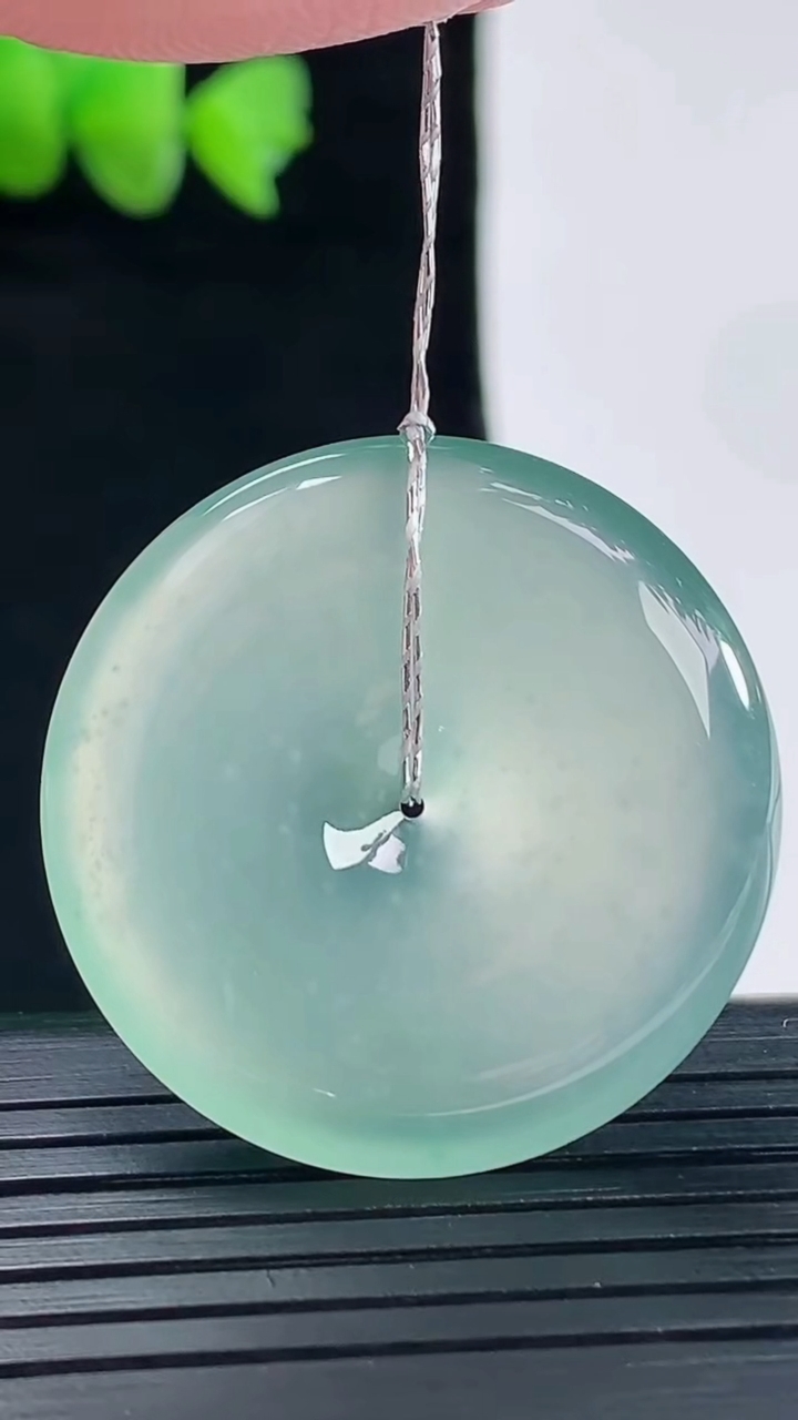 天然A货翡翠平安扣吊坠，尺寸31.8-6重量:12.42g
5月10日
