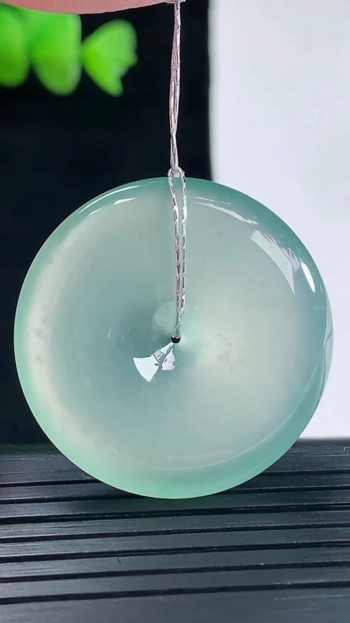 天然A货翡翠平安扣吊坠，尺寸31.8-6重量:12.42g
5月10日