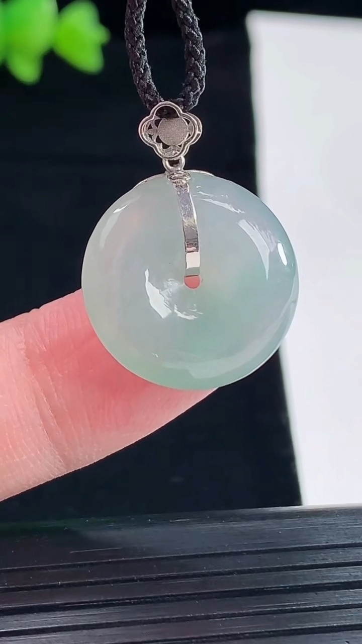 天然A货翡翠平安扣吊坠，尺寸18.5-5.5重量:3.84g
5月10日