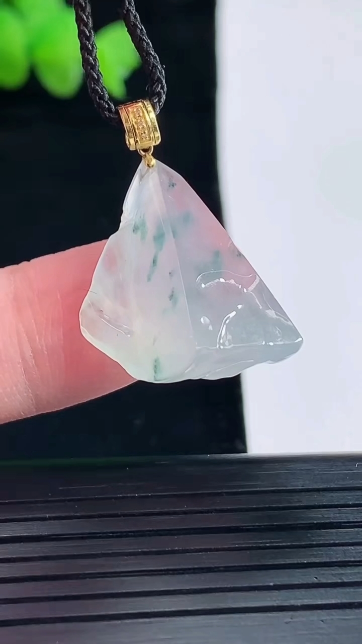 天然A货翡翠种飘花原石吊坠，尺寸20-20-10重量:4.69g
5月10日