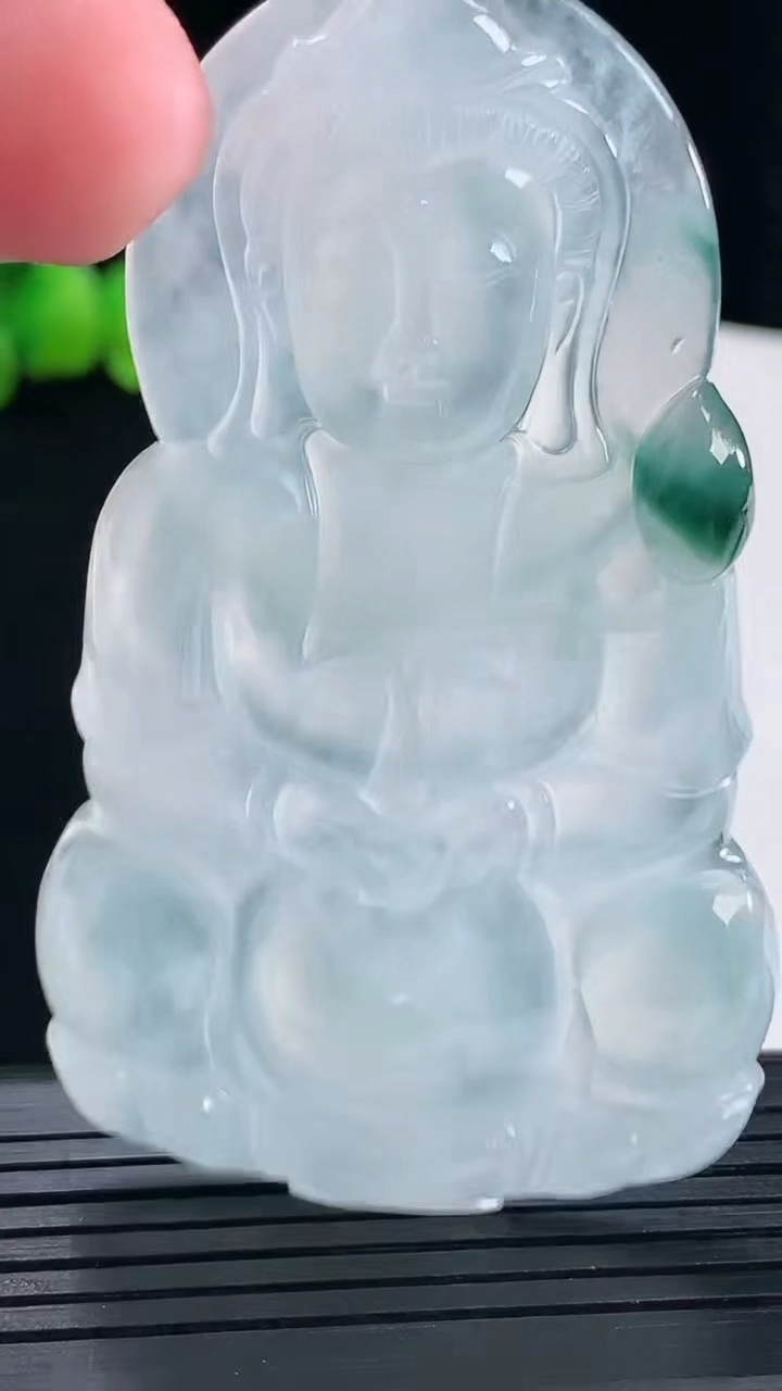 天然A货翡翠种飘花正装观音吊坠，尺寸70.5-43-5.5重量:32.01g
5月10日