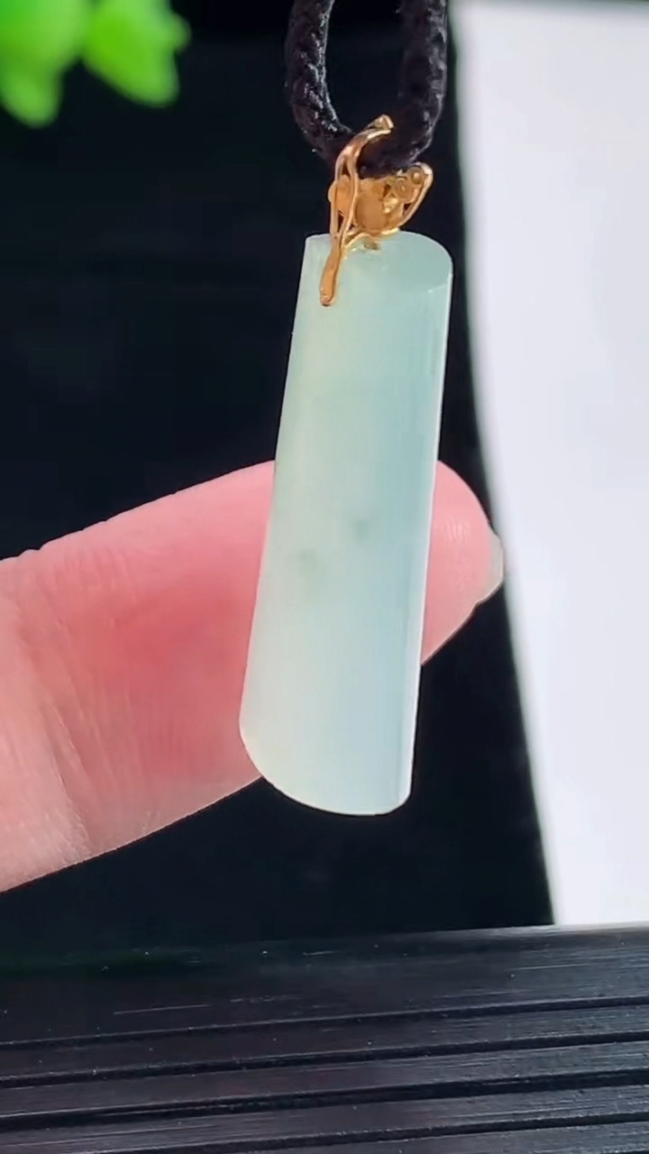 天然A货翡翠18k金飘花无事牌吊坠，尺寸25.6-11-6重量:3.47g
5月10日