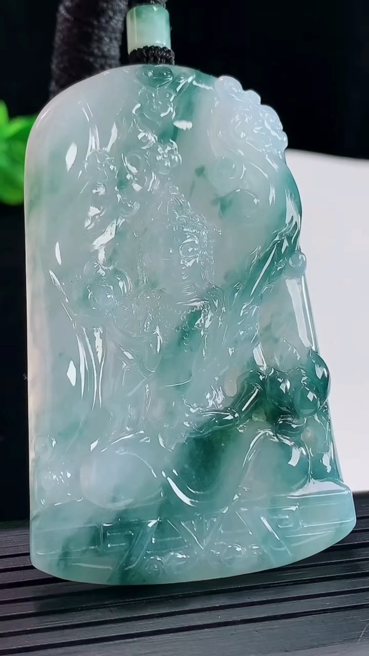 天然A货翡翠冰种飘花虚空藏菩萨吊坠，尺寸70-42.5-5重量:43.44g
5月10日
