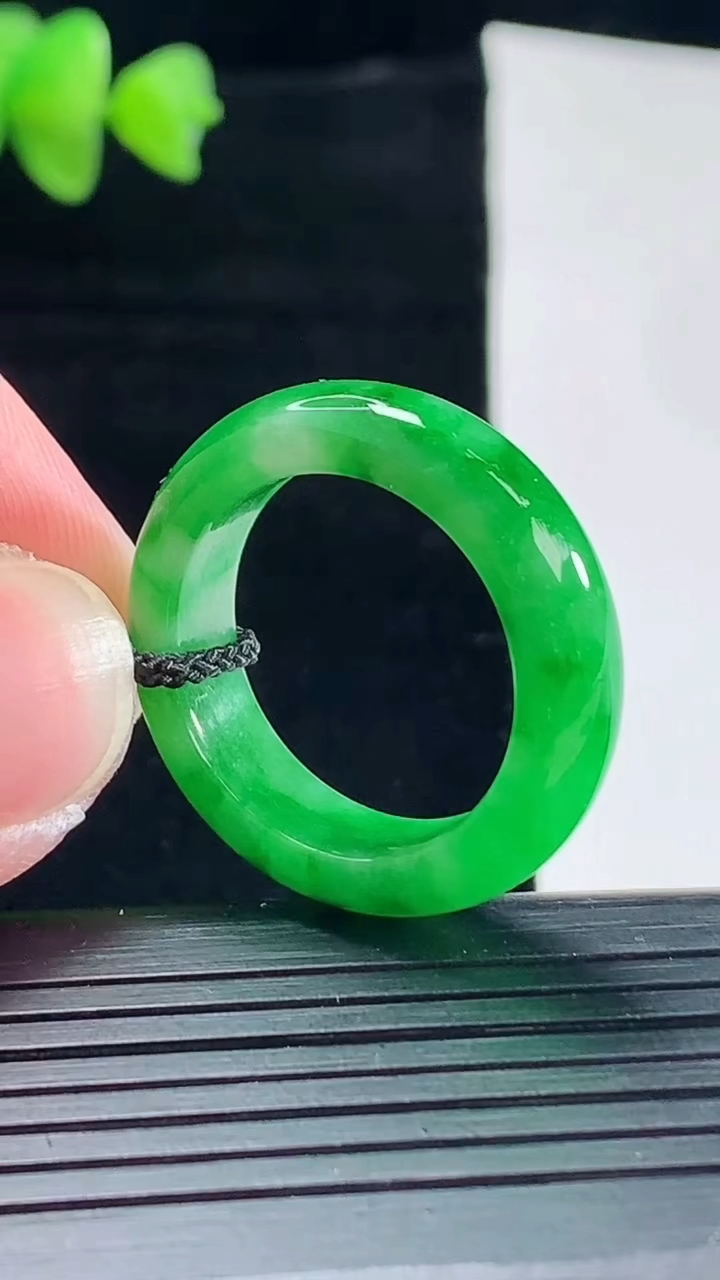 天然A货翡翠玉指环 戒指，尺寸19.8-6.6-4重量:5.65g2026年5月10日
工厂直销收藏