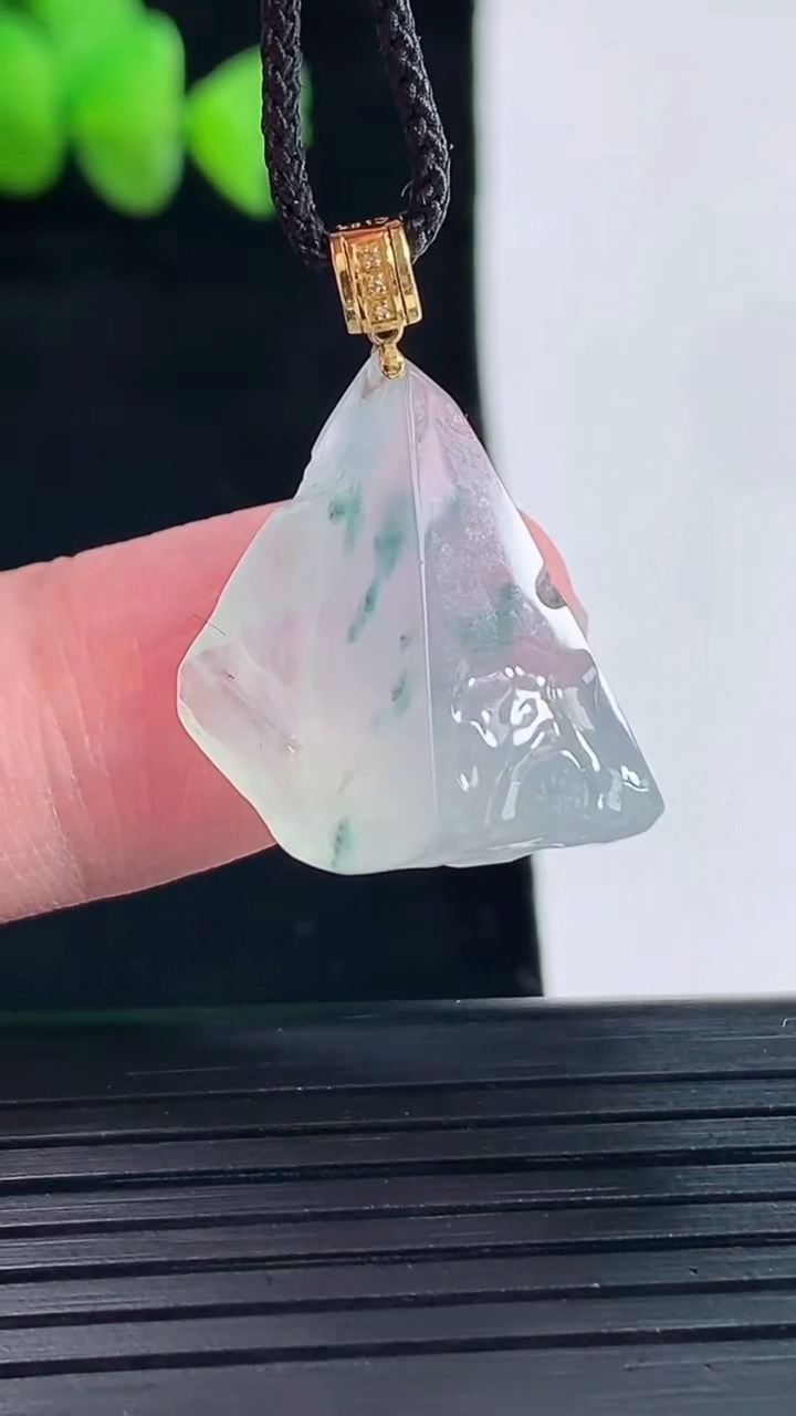 天然A货翡翠种飘花原石吊坠，尺寸20-20-10重量:4.69g
5月10日