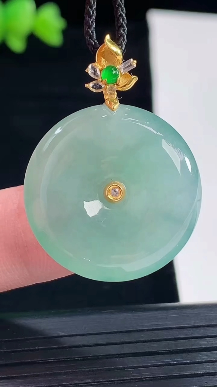 天然A货翡翠平安扣吊坠，尺寸24.5-6重量:8.01g
5月10日