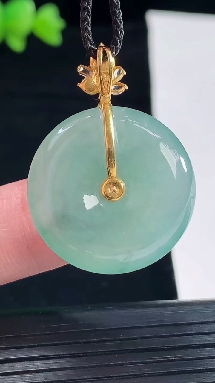 天然A货翡翠平安扣吊坠，尺寸24.5-6重量:8.01g
5月10日
