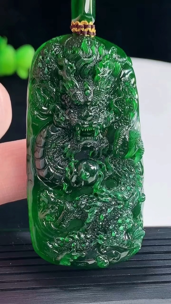 天然A货翡翠龙牌吊坠，尺寸56-29.5-8.2重量:31.20g
5月10日