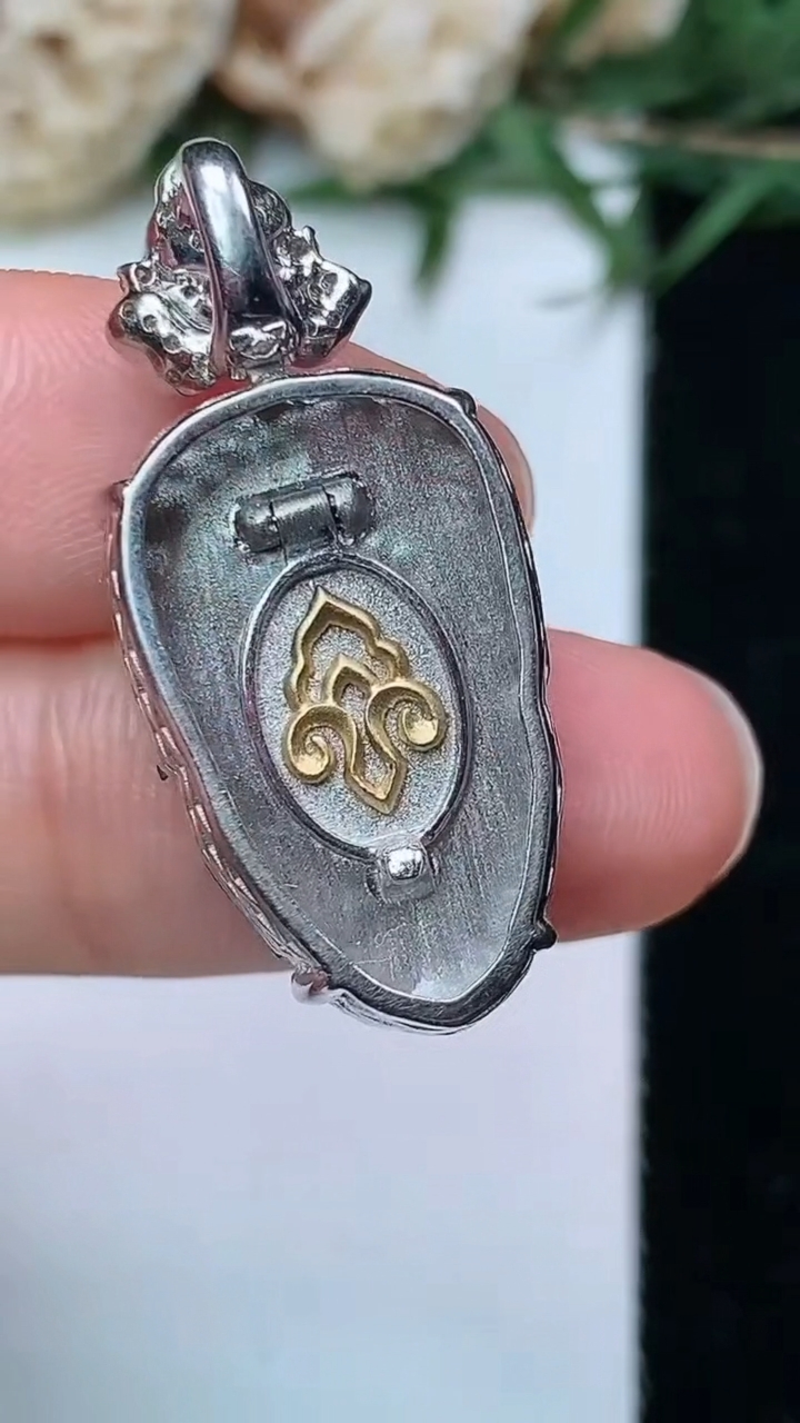 天然A货翡翠金枝玉叶 叶子吊坠，尺寸23-14.6-8.2，重量:5.00g
5月10日