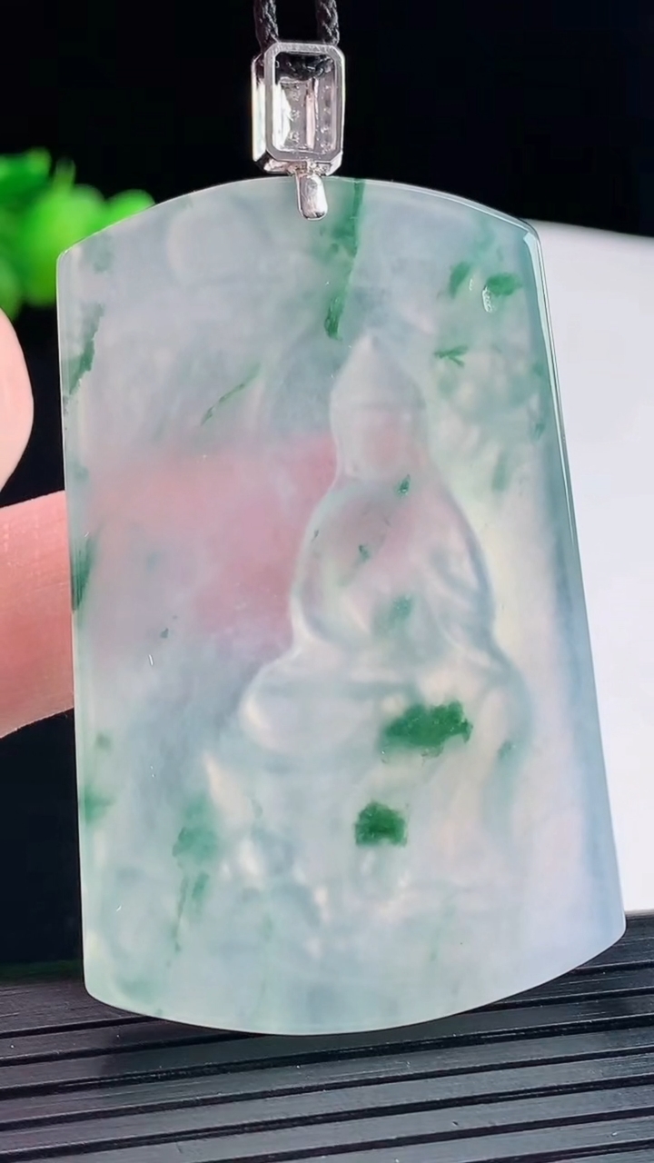 天然A货翡翠种飘花大势至菩萨吊坠，尺寸57-36-5重量:26.46g
5月10日