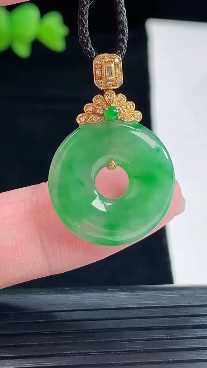 天然A货翡翠平安环吊坠，尺寸20-3.5重量:3.49g
5月10日