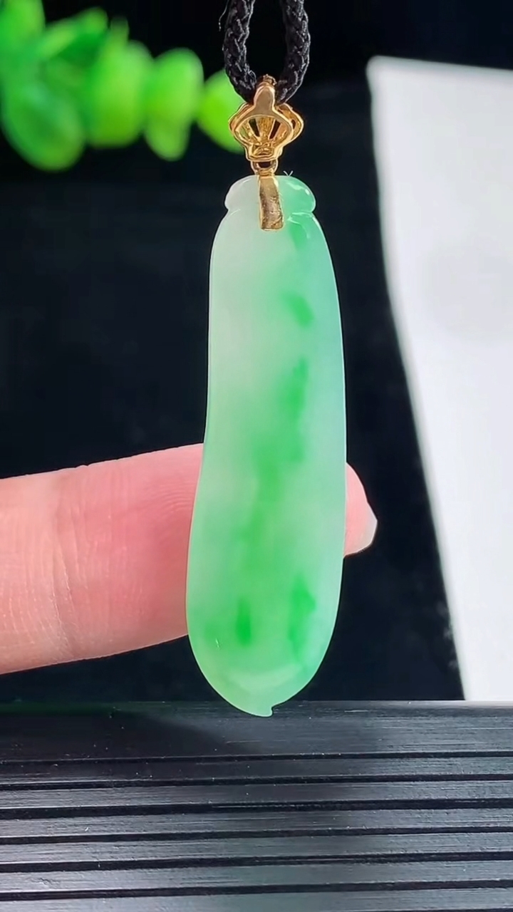 天然A货翡翠福瓜吊坠，尺寸37.6-11.2-3.8重量:3.67g
5月10日