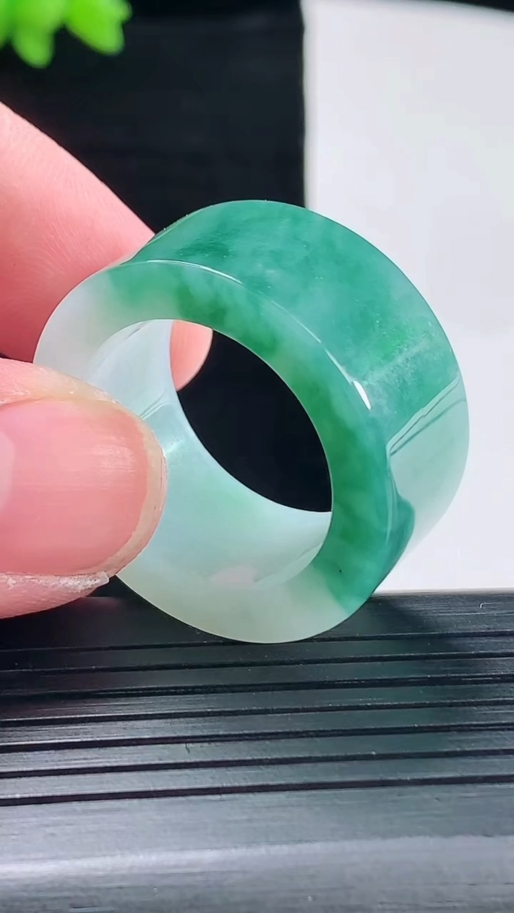 天然A货翡翠飘花素面玉扳指，尺寸22.5-13-5重量:17.41g2026年5月10日
工厂直销收