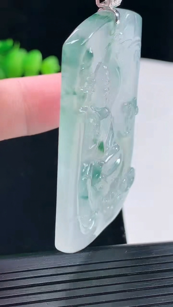 天然A货翡翠种飘花大势至菩萨吊坠，尺寸57-36-5重量:26.46g
5月10日