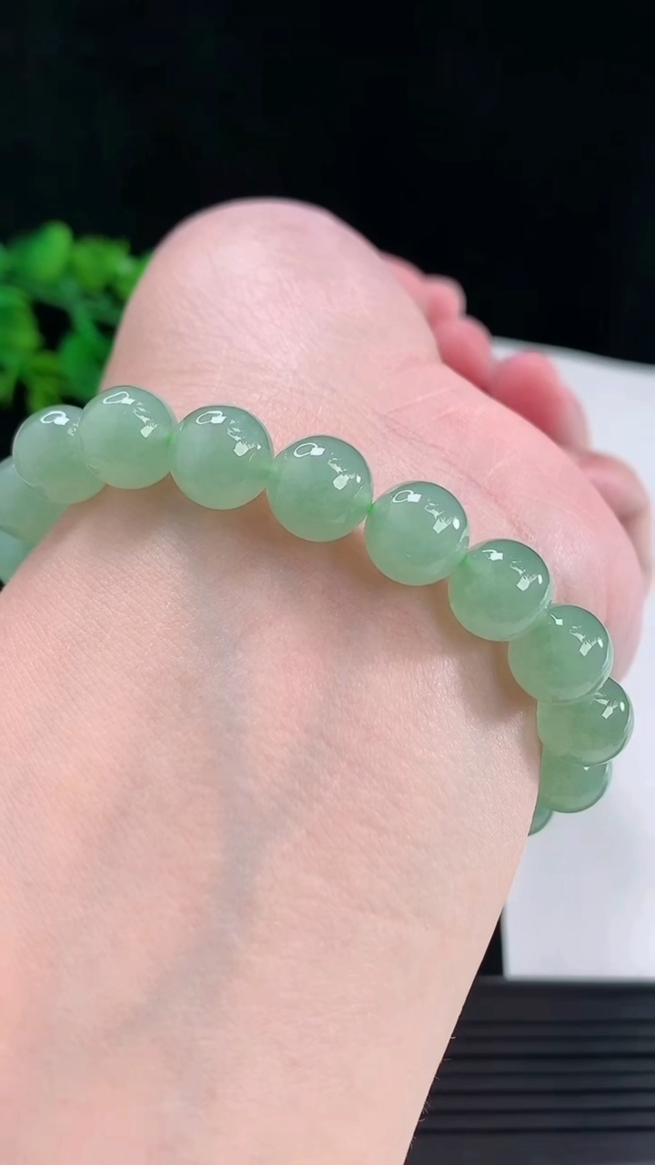 天然A货翡翠圆珠手串，尺寸10-19颗重量:33.39g5月10日
工厂直销收藏佳品,种好水足，色泽