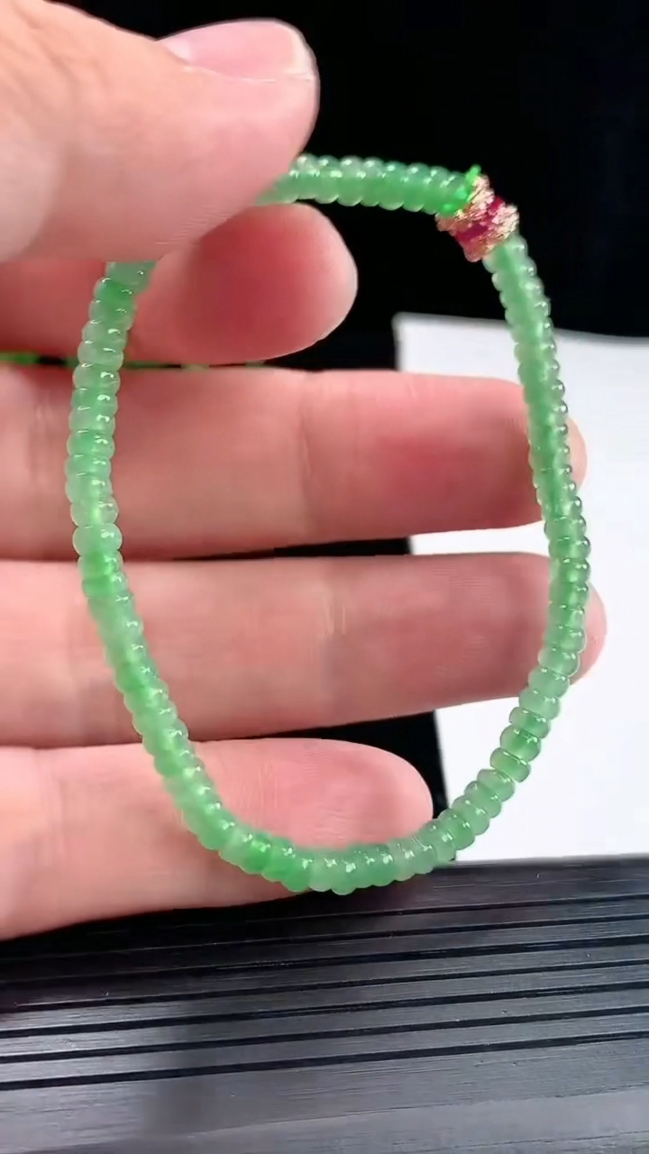 天然A货翡翠算盘珠手串，尺寸4-2重量:6.02g5月10日
工厂直销收藏佳品,种好水足，色泽均匀，有种有色，上手高大气！