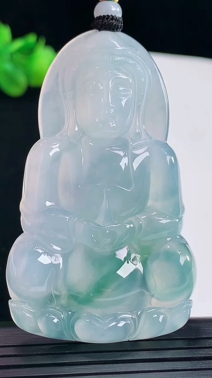 天然A货翡翠种飘花正装观音吊坠，尺寸60-37-5.2重量:25.89g
5月10日