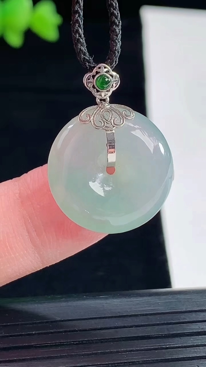 天然A货翡翠平安扣吊坠，尺寸18.5-5.5重量:3.84g
5月10日