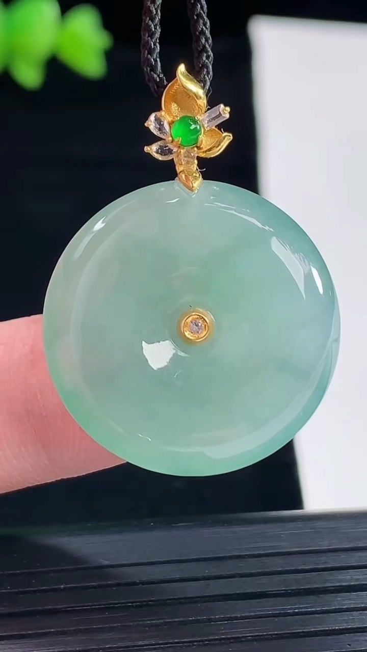 天然A货翡翠平安扣吊坠，尺寸24.5-6重量:8.01g
5月10日