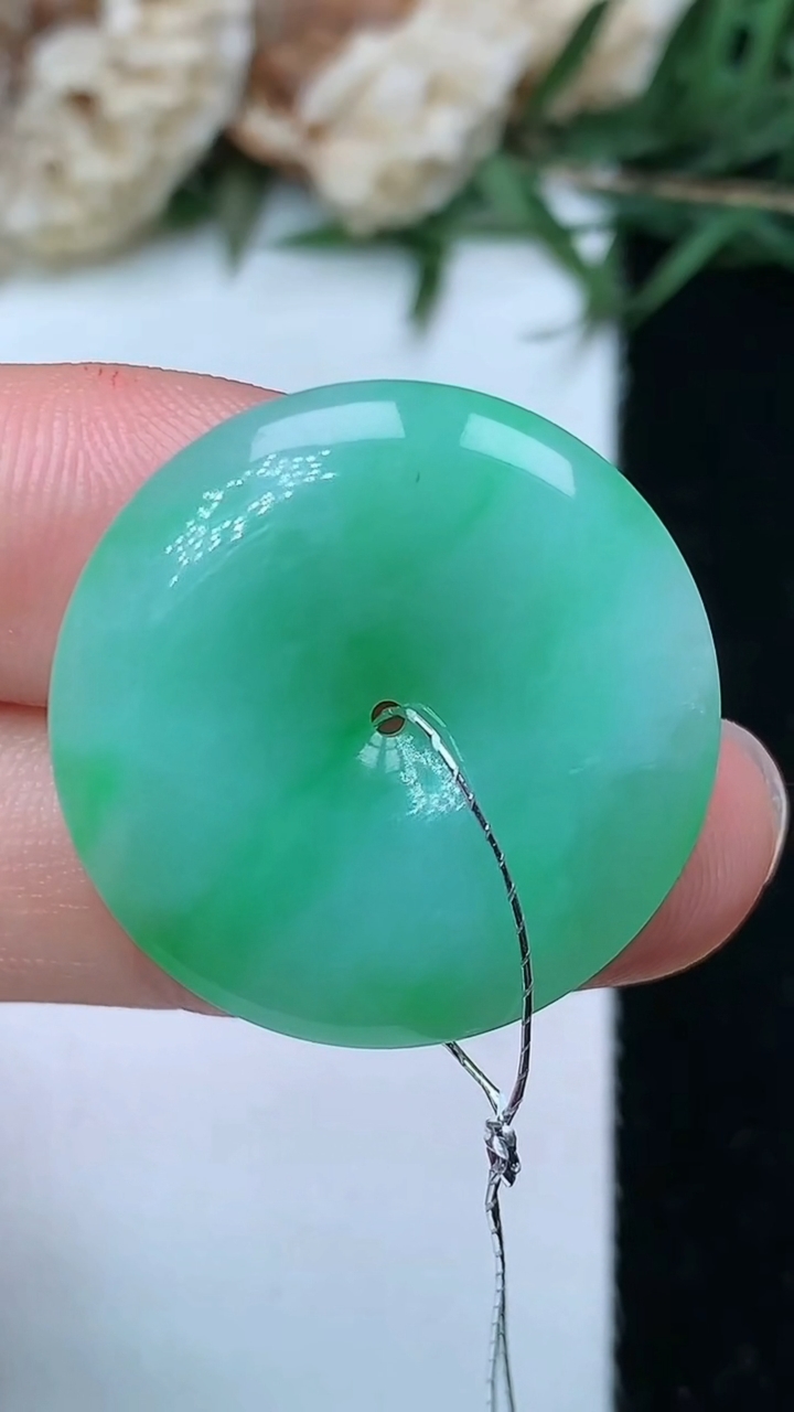 天然A货翡翠平安扣吊坠，尺寸24.4-4.8，重量:5.75g
5月10日