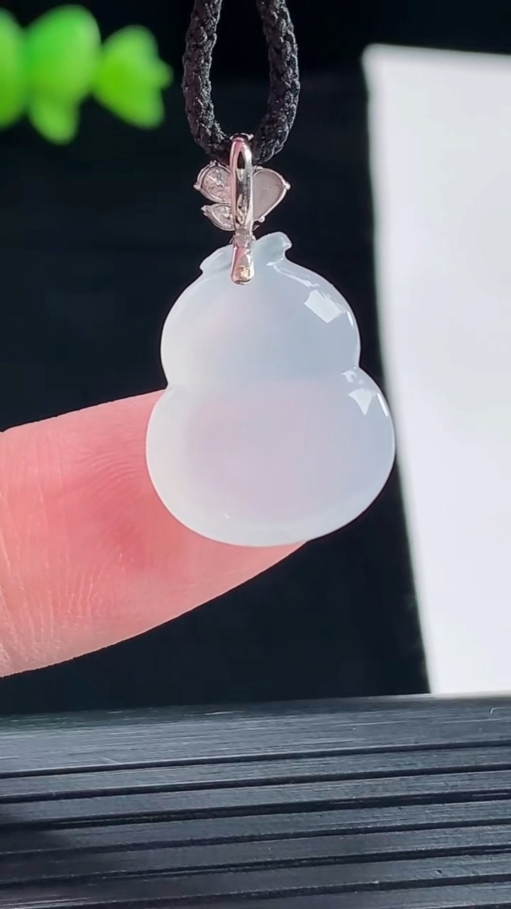 天然A货翡翠种白冰葫芦吊坠，尺寸16.5-14.6-7重量:3.13g
5月10日