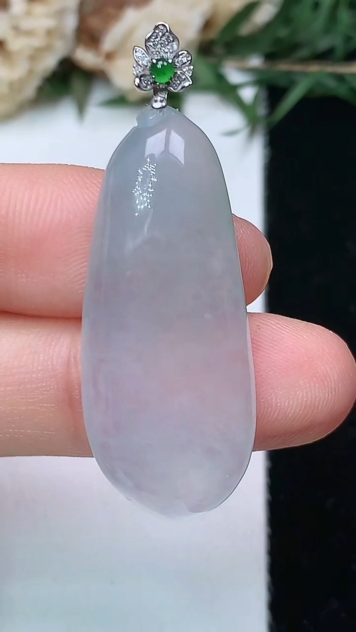 天然A货翡翠白冰福瓜吊坠，尺寸34.4-14.5-6，重量:6.34g
5月10日
