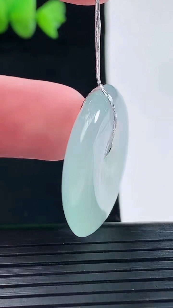 天然A货翡翠平安扣吊坠，尺寸28-5.8重量:9.41g
5月10日