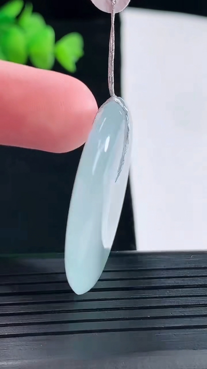 天然A货翡翠种白冰平安扣吊坠，尺寸35.6-6重量:15.89g
5月10日