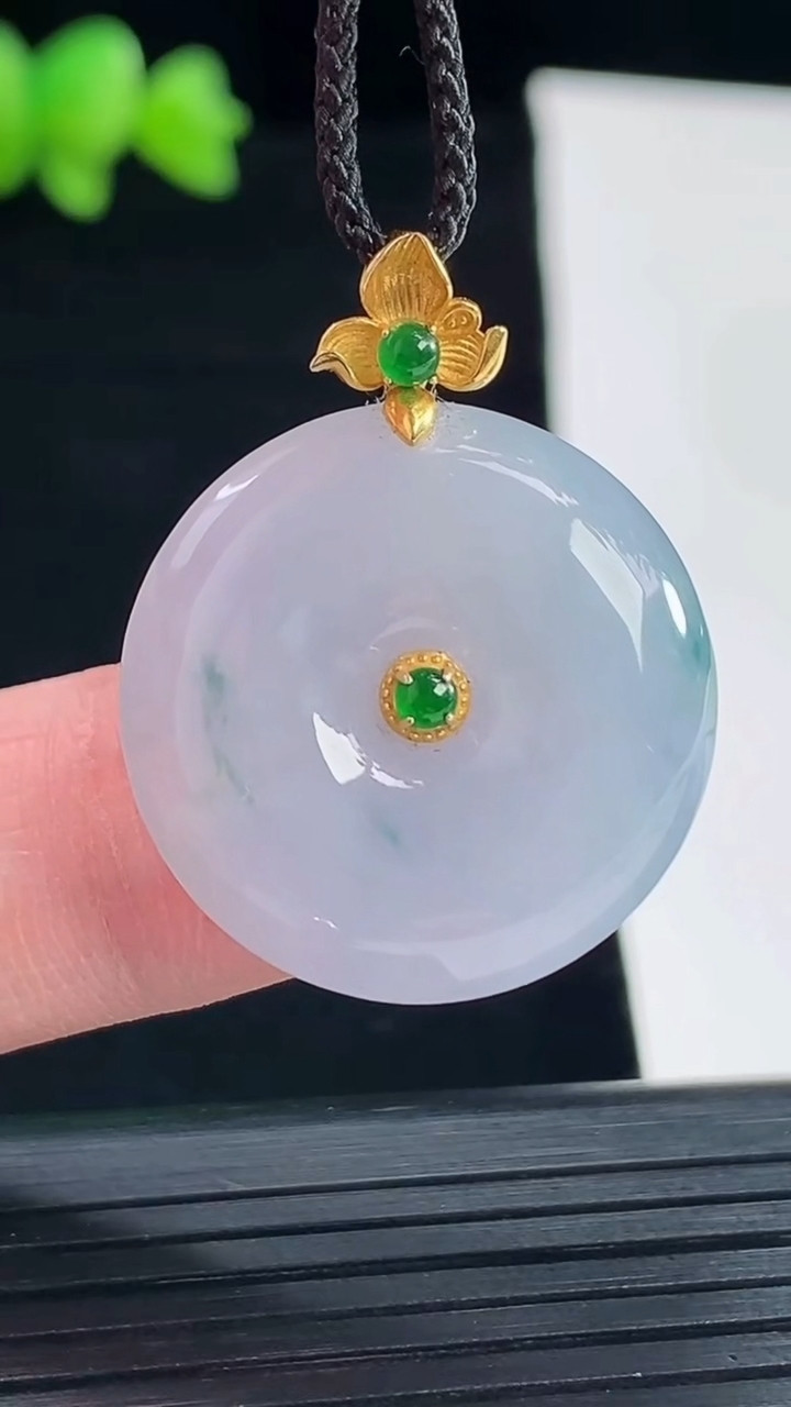 天然A货翡翠18k金紫罗兰 飘花平安扣吊坠，尺寸23-5.6重量:6.69g
5月10日