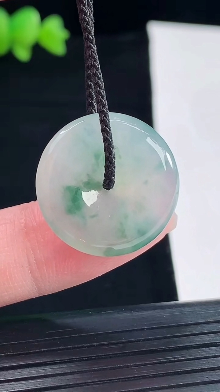 天然A货翡翠飘花平安扣吊坠，尺寸22-4.2重量:4.30g
5月10日
