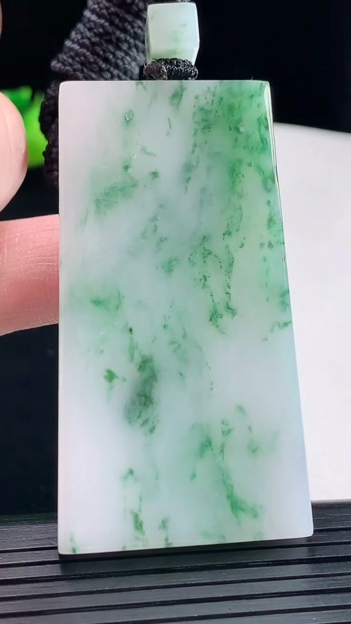 天然A货翡翠飘花无事牌吊坠，尺寸59-32.5-5.6重量:36.40g
5月10日