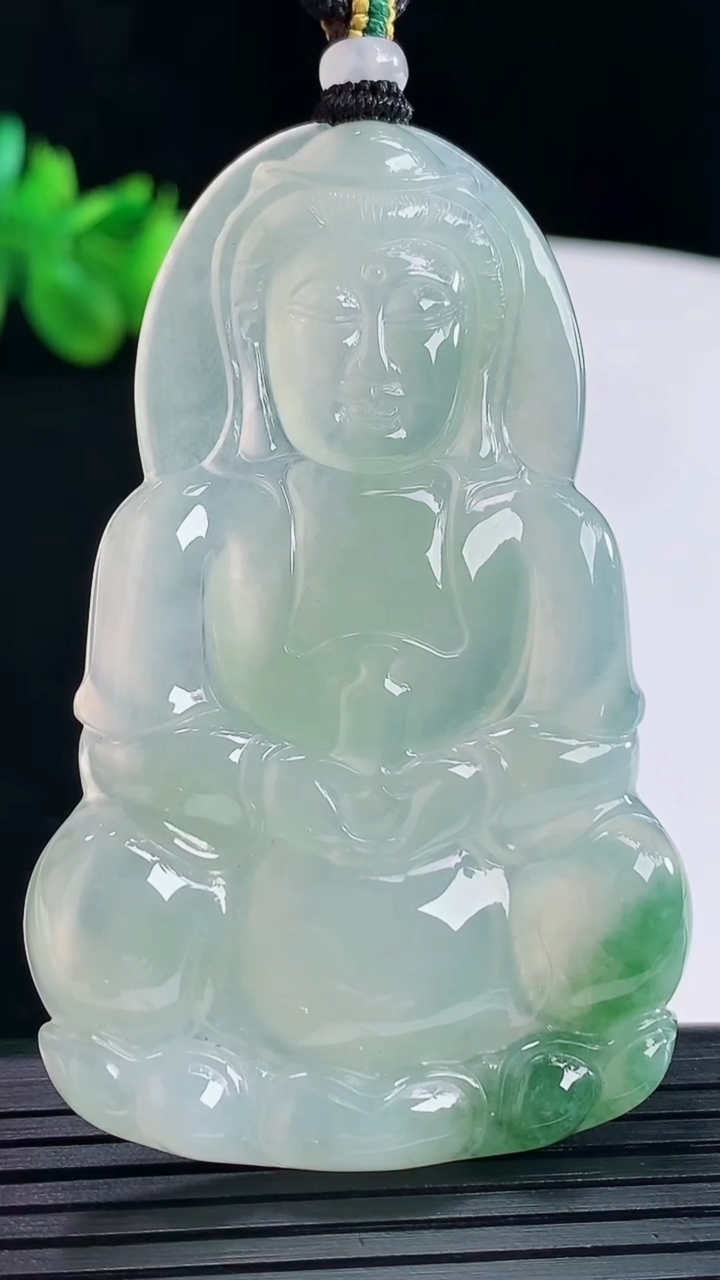 天然A货翡翠种飘花正装观音吊坠，尺寸64-41.5-5重量:28.82g
5月10日