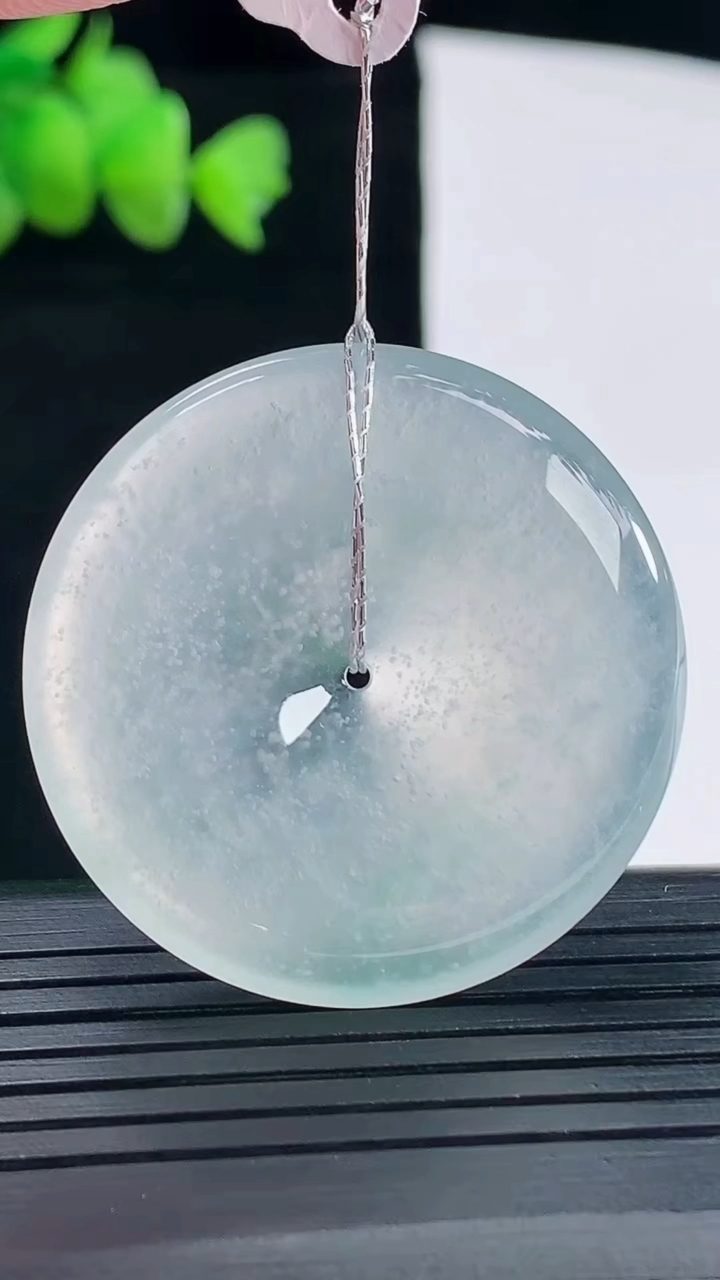 天然A货翡翠种白冰平安扣吊坠，尺寸35.6-6重量:15.89g
5月10日