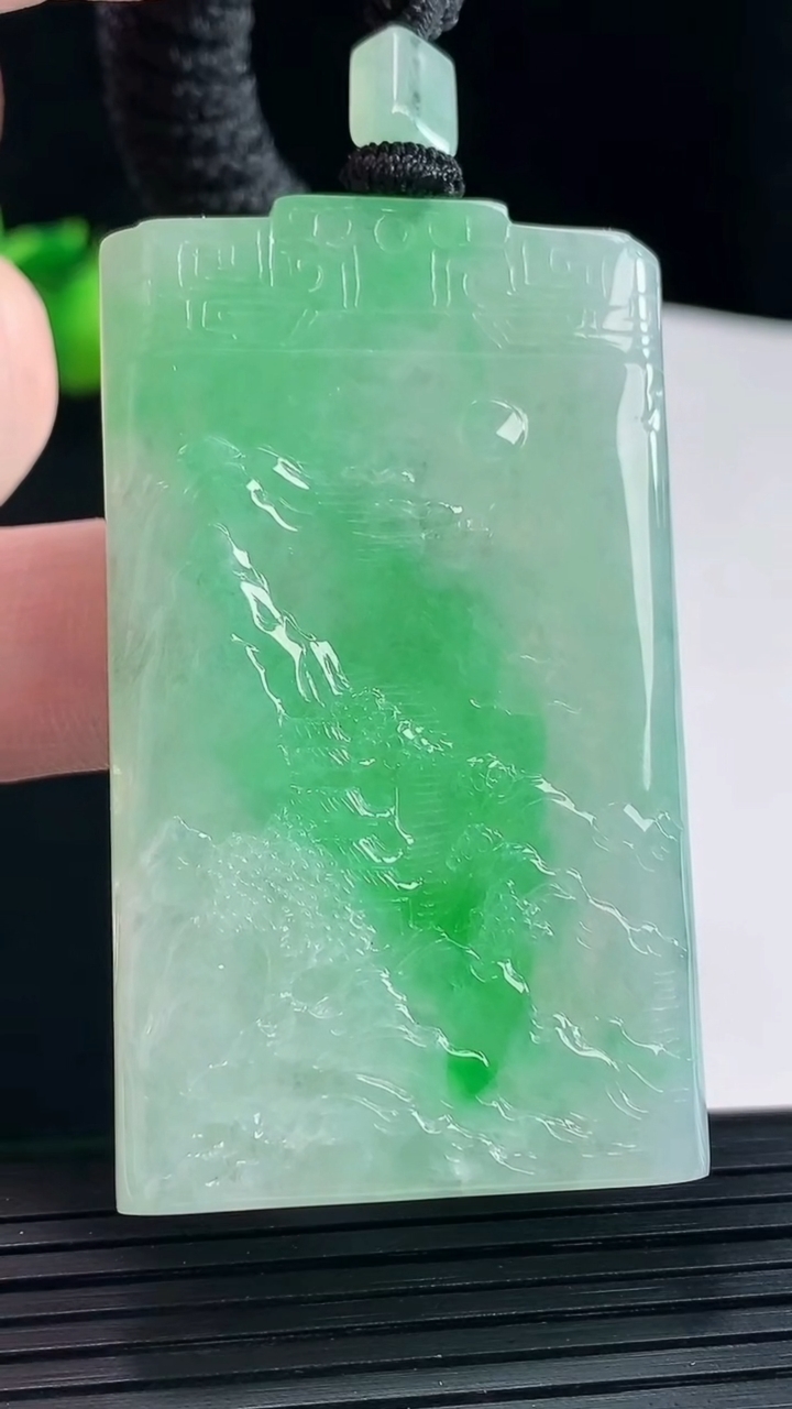 天然A货翡翠山水牌吊坠，尺寸56.5-33.5-5重量:30.22g
5月10日