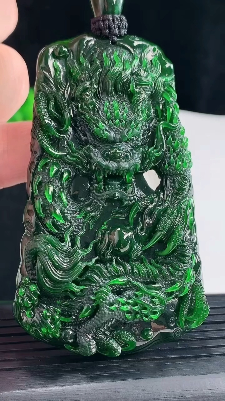 天然A货翡翠龙牌吊坠，尺寸75.6-45-10.8重量:62.89g
5月10日