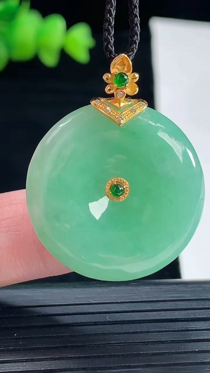 天然A货翡翠平安扣吊坠，尺寸28-5.8重量:10.36g
5月10日